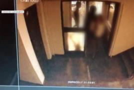 IMAGINI ŞOCANTE! O femeie este prinsă în scara blocului, BĂTUTĂ CU SĂLBĂTICIE şi călcată pe cap până la leşin. Are patru fracturi la mandibulă!