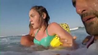 Operațiune DRAMATICĂ de salvare, filmată la Eforie Nord. Salvamarii scot turiștii din valuri pe bandă rulantă: "Nu vă potoliți, nu-i așa?" (VIDEO)