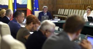 Guvernul acordă BANI elevilor care au obținut media 10 la EXAMENELE naționale de anul acesta