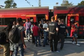 Imigranţi găsiţi ASCUNŞI sub un tren marfar la graniţa cu Austria, de către AUTORITĂŢILE germane!