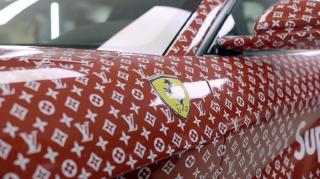 Extravaganță dusă la extrem! Un puști de 15 ani și-a acoperit Ferrari-ul de 220.000 de euro cu autocolant cu siglele mărcilor favorite, YSL și Supreme (FOTO, VIDEO)