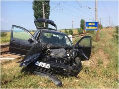 A văzut moartea cu ochii! Mașina unui tânăr s-a transformat într-un morman de fiare, însă el a scăpat nevătămat după ce a fost LOVIT DE TREN