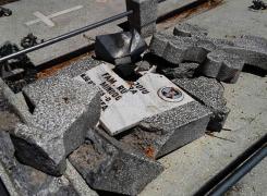 INCIDENT ŞOCANT ÎN CIMITIR. Un copil de opt ani a fost STRIVIT de o CRUCE în timp ce se juca!