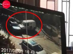 Accident îngrozitor surprins de o CAMERĂ de SUPRAVEGHERE! Două maşini s-au LOVIT VIOLENT şi apoi s-au răsturnat - VIDEO ŞOCANT