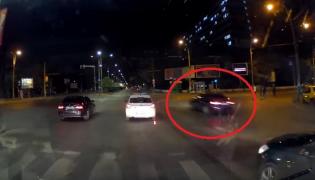 O RACHETĂ trece pe lângă mașina Poliției, pe bulevardul Iuliu Maniu, din București. Polițiștii de la rutieră, ZERO REACȚIE (VIDEO)