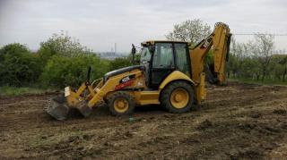 Un bărbat care ajuta la stingerea unui incendiu a fost STRIVIT de un BULDOEXCAVATOR