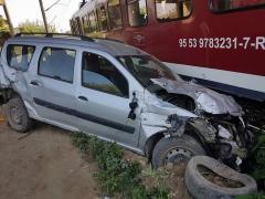 Accident INCREDIBIL la Ploieşti, unde o maşină a rămas suspendată pe şine şi a fost IZBITĂ în plin de tren (VIDEO)