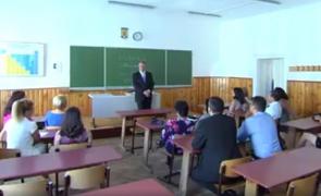 Klaus Iohannis, din nou la catedră! IMAGINI INEDITE cu președintele României la reuniunea de 20 de ani de la absolvire a foştilor săi elevi (VIDEO)