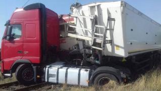 ACCIDENT feroviar în Timiș! Un tren de călători a SĂRIT de pe șine, după impactul puternic cu un TIR (FOTO, VIDEO)