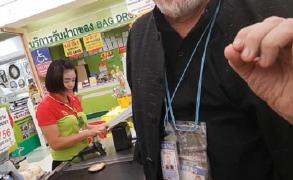 SCANDAL provocat de un celebru actor de la Hollywood într-un supermarket: "Sunt american, FAC CE VREAU! Suntem regii lumii!" (VIDEO)