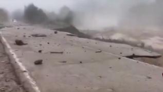 DEZASTRU în Rusia! Alunecările de teren au distrus o autostradă dintr-o zonă muntoasă. Peste 300 de turişti au rămas BLOCAȚI (VIDEO)