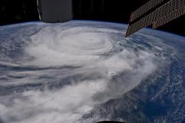 ALERTĂ MAXIMĂ, uraganul IRMA loveşte cu putere Florida. Milioane de oameni au plecat din calea furtunii, aproape 200.000 au decis să rămână şi se află în adăposturi