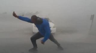 Nebunii uraganului Irma: imagini uluitoare cu tineri care se aruncă în mijlocul furtunii ucigașe