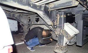 Cetăţeni sirieni, descoperiţi sub un TIR cu frigidere care intra în România pe la Giurgiu
