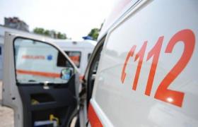 La un pas de TRAGEDIE! Un copil de doar doi ani a căzut de la ETAJUL CINCI al unui bloc!