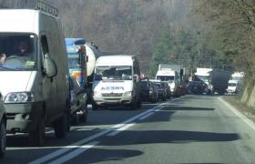 ALERTĂ la Bușteni! Un microbuz cu MILITARI, implicat într-un ACCIDENT în urmă cu puțin timp. Intervin mai multe echipaje SMURD