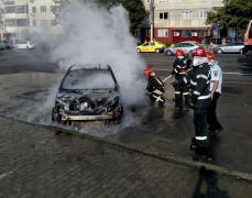 IMAGINI dramatice! O mașină A LUAT FOC în trafic, la Constanța