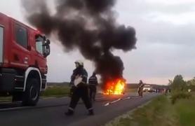 ACCIDENT GRAV la ieșirea din Buzău în urmă cu puțin timp! Un bărbat A ARS, după ce a rămas blocat în mașina care a luat foc