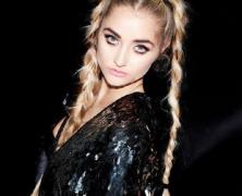 ȘOC în Marea Britanie! Fiica unui renumit actor A FOST UCISĂ în timpul unui festival de muzică. Tânăra avea doar 25 de ani (FOTO)