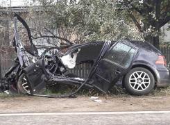 Un şofer a rămas ÎNCARCERAT după ce autoturismul său a fost SPULBERAT de un TIR scăpat de sub control!