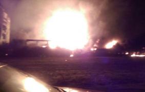 Explozie urmată de un incendiu la o fabrică de uleiuri din Orăștie - zeci de pompieri mobilizați. Pericol uriaș de poluare (FOTO, VIDEO)