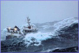 Navă cu zeci de imigranți ilegali, în pericol de scufundare, aproape de coastele românești. Operațiune dramatică de salvare a Gărzii de Coastă