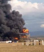 INCENDIUL de la fabrica de uleiuri din Orăştie este încă NESTINS! Sute de localnici nu și-au putut petrece noaptea acasă!