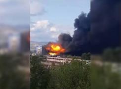 Explozie urmată de un incendiu de proporţii la o fabrică de uleiuri din Orăştie! Pompierii se luptă cu flăcările de mai bine de 13 ore!