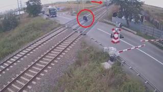 Un arădean trece prin faţa morţii şi îi mai face şi semne obscene. Toată lumea a rămas paralizată uitându-se la ce face tânărul (VIDEO)