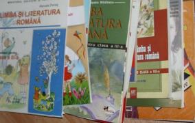 Ministerul Educaţiei avertizează: "Utilizarea de auxiliare neaprobate de minister este interzisă. În caz contrar, vor fi sesizate organele abilitate"