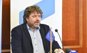 Scene incredibile într-un studio de televiziune! Senatorul USR Mihai Goțiu a fost BĂTUT cu pumnii și picioarele în timpul unei emisiuni (VIDEO)