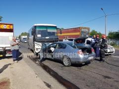 Accident cumplit în Buzău! Autobuz cu pasageri, izbit din plin de o maşină. Victimă ÎN STARE GRAVĂ