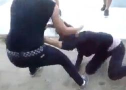 SCENE DE GROAZĂ la Vaslui! O elevă a fost BĂTUTĂ cu pumnii și picioarele de o altă fată, chiar în fața Jandarmeriei. Nimeni nu a sărit în apărea victimei, deși pe stradă erau zeci de oameni