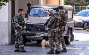 Atac în Paris! Un militar a fost atacat cu un cuţit de către un bărbat. Atacatorul ar fi strigat numele lui Allah