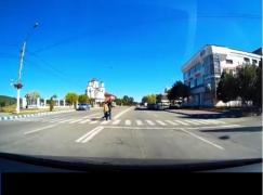 IMAGINI VIRALE! Un echipaj de poliție, la un pas de a LOVI ÎN PLIN doi oameni pe trecerea de pietoni. Polițiștii încălcă apoi toate regulile de circulație (VIDEO)