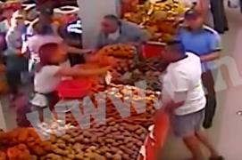 Ziua şi BĂTAIA, la Vaslui! A fost scandal monstru între tarabagiii din piaţă! O femeie era cât pe ce să fie LINŞATĂ de vecinii de tarabă, care i-au îmbrâncit şi pe poliţişti | VIDEO