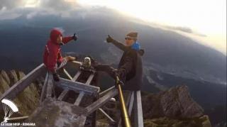 Doi români s-au căţărat pe Crucea Caraiman ca să-şi facă selfie. S-au filmat făcând flotări şi echilibristică