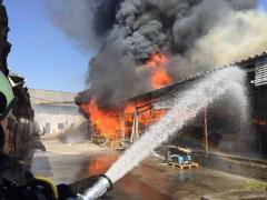 INCENDIU de proporții la o fabrică de mobilă din Reghin