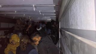 Camion turc plin de migranţi, inclusiv COPII, oprit de poliţiştii nemţi aproape de graniţa cu Polonia