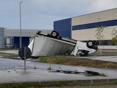 FURTUNĂ devastatoare în vestul țării! Opt persoane au murit, alte zeci sunt rănite. VIJELIA a smuls copaci și acoperișuri. IMAGINI VIDEO dramatice