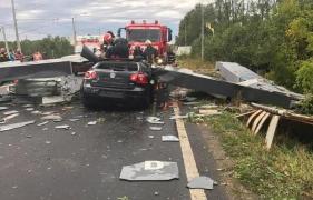 Imagini dramatice: pasagerii unei mașini, striviți de un panou doborât de furtuna din Timișoara