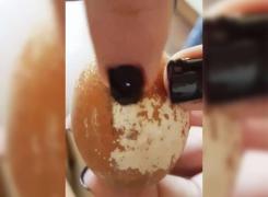 BOMBĂ ALIMENTARĂ într-un mare lanţ de magazine din România: ouăle expirate au fost VOPSITE şi vândute ca proaspete!