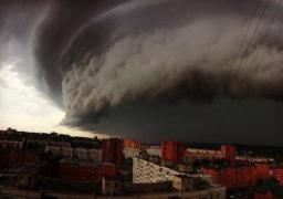 O femeie ÎNSĂRCINATĂ s-a aruncat de la înălţime după ce telescaunul în care se afla s-a blocat în timpul furtunii care a lovit vestul ţării