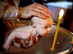Bebeluş MORT la scurt timp după BOTEZ. Cum explică Biserica scufundarea de trei ori a copiilor în cristelniţă!