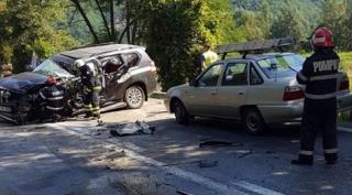 Un copil a rămas ÎNCARCERAT, după un acident în care un TIR a lovit o maşină, în judeţul Hunedoara