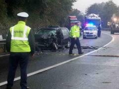 Cu viteză, spre moarte. Un tânăr şofer din Alba a încercat o depăşire imposibilă pe ceaţă densă şi a plătit cu viaţa. A fost SPULBERAT de două maşini