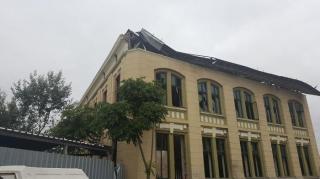 Pericol la București! Acoperişul fostei fabrici de bere Rahova a căzut pe carosabil (FOTO)