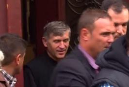 SCANDAL monstru la ieșirea lui Pomohaci de la audieri! Un jurnalist a fost LOVIT în momentul în care oamenii s-au îmbrâncit pentru a-l atinge pe preot (VIDEO)