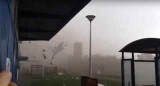TORNADELE FAC RAVAGII la graniţele României! IMAGINI APOCALIPTICE surprinse în urmă cu puţin timp (VIDEO)