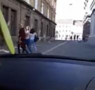 Doi tineri TERIBILIŞTI au pătruns cu maşina într-o zonă pietonală şi au stârnit GROAZĂ printre trecători! Au gonit cu viteză şi au ÎNJURAT pietonii | VIDEO